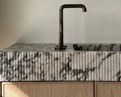Por que os designers são obcecados por superfícies de pedra ranhuradas?